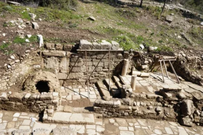 Aspendos Antik Kenti'nde ortaya çıkarılan Tiyatro Caddesi