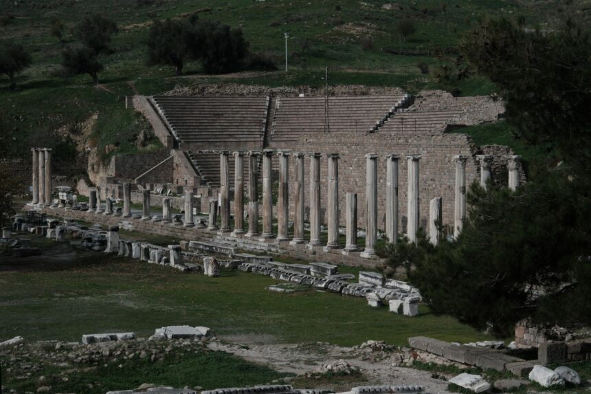 Bergama antik tiyatrosunun tarihi taş basamakları